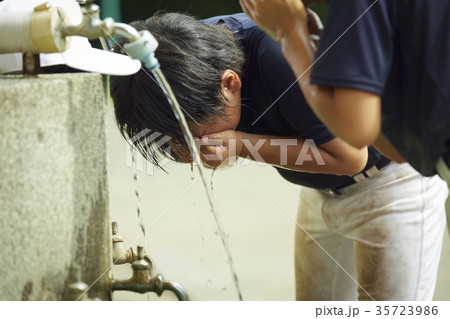 少年野球 休憩 水道 顔を洗う男の子 少年野球 休憩 水道 顔を洗う男の子 35723986