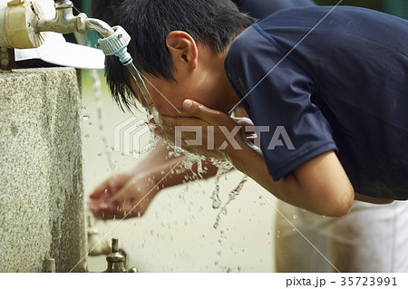 少年野球　休憩　水道　顔を洗う男の子 35723991
