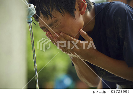 少年野球 休憩 水道 顔を洗う男の子 少年野球 休憩 水道 顔を洗う男の子 35723995