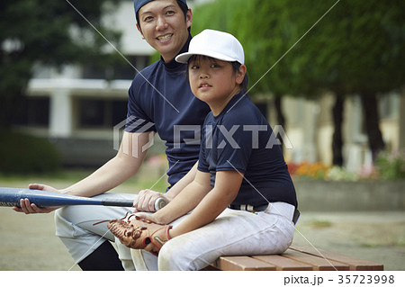 少年野球　練習　監督と男の子 35723998