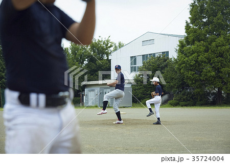 少年野球 投球の練習をする女の子の写真素材