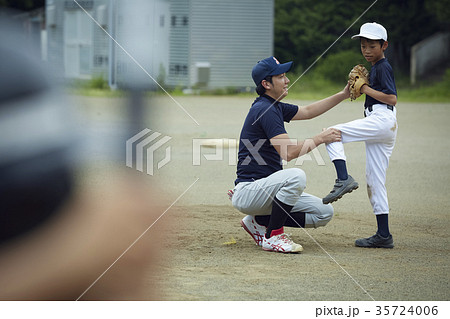 少年野球 投球の練習をする男の子 ポートレート 少年野球 投球の練習をする男の子 ポートレート 35724006