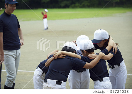 少年野球 試合 円陣を組むメンバー 少年野球 試合 円陣を組むメンバー 35724038