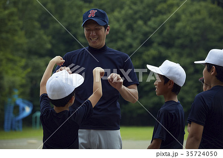 少年野球　練習　チーム　ハイタッチ 35724050