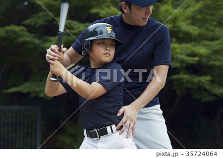 少年野球　バッティングの練習をする男の子 35724064