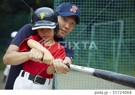 少年野球 バッティングの練習をする男の子 少年野球 バッティングの練習をする男の子 35724068
