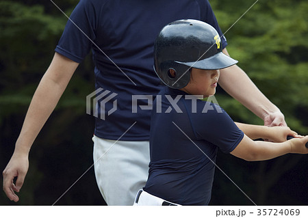 少年野球 バッティングの練習をする男の子 少年野球 バッティングの練習をする男の子 35724069