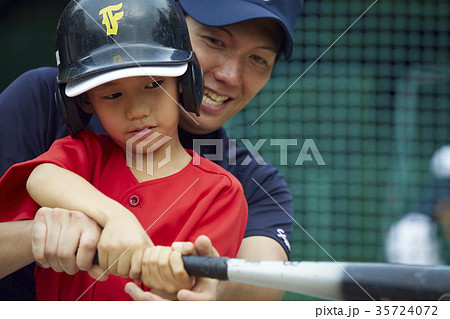 少年野球 バッティングの練習をする男の子 少年野球 バッティングの練習をする男の子 35724072
