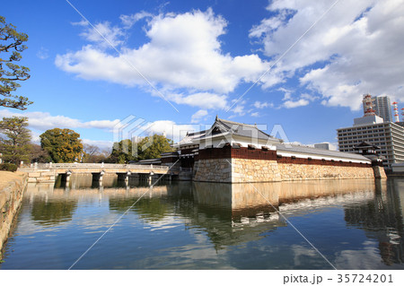 広島城 表御門・御門橋・平櫓・太鼓櫓 -毛利輝元が築いた平城・日本100名城- 広島城 表御門・御門橋・平櫓・太鼓櫓 -毛利輝元が築いた平城・日本100名城- 35724201
