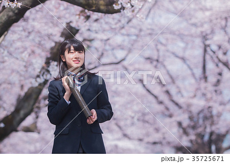 満開の桜 卒業式 中学生の写真素材