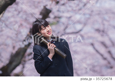 満開の桜 卒業式 中学生の写真素材