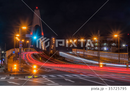 東京夜景 大師橋 産業道路 レーザービームの写真素材