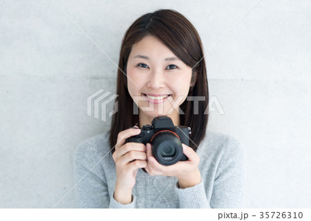 写真を撮る女性 35726310