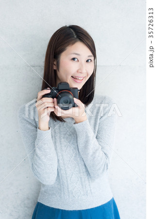 写真を撮る女性 35726313