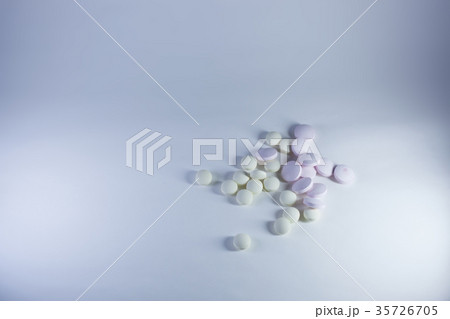 薬　錠剤　暗い 35726705