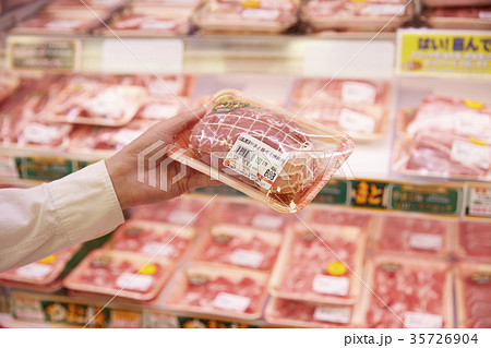 スーパー　精肉コーナー 35726904