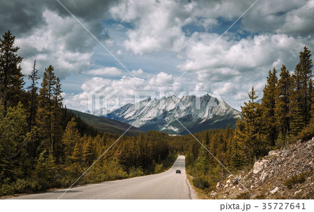 Scenic Icefields Pkwy traveling through Banff and 35727641