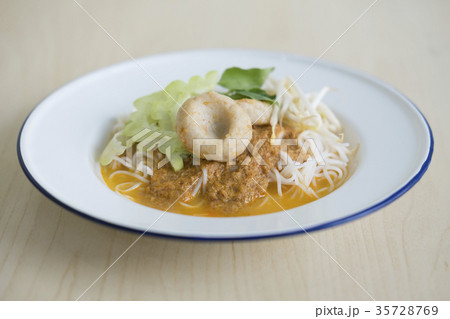COCONUT CURRY WITH RICE NOODLE 35728769