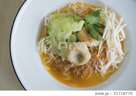 COCONUT CURRY WITH RICE NOODLE COCONUT CURRY WITH RICE NOODLE 35728770