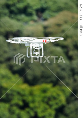 ホバリング中のドローン 35729124