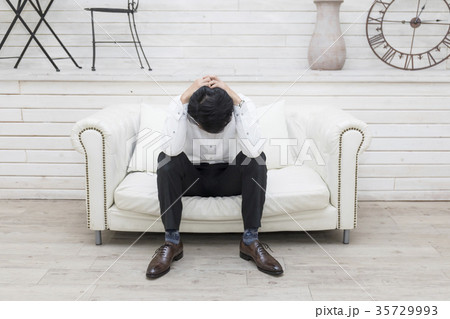 悩み、考える20代男性イメージ 悩み、考える20代男性イメージ 35729993