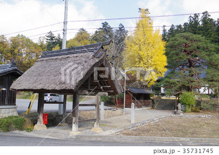信州　東筑摩筑北地区の文化財　岩殿寺　神願門　手斧削りの簡素な門 35731745
