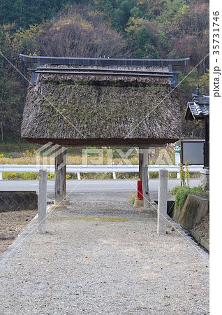 信州 東筑摩筑北地区の文化財 岩殿寺 神願門 手斧削りの簡素な門 信州 東筑摩筑北地区の文化財 岩殿寺 神願門 手斧削りの簡素な門 35731746