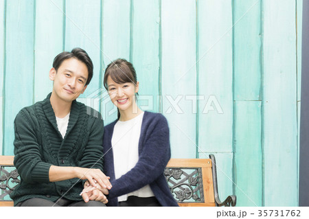 幸せなカップル、公園デートのイメージ 35731762