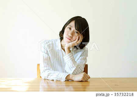 物思いに耽る女性の写真素材 [35732218] - PIXTA