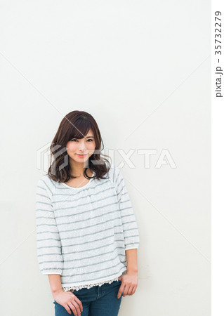 若い女性 35732279