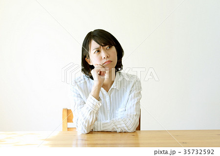 困っている女性 35732592