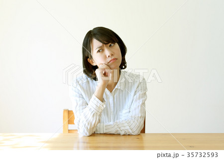困っている女性 困っている女性 35732593