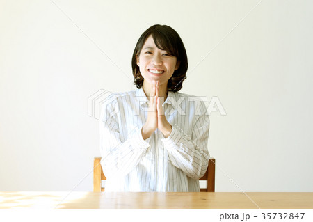 喜ぶ女性 35732847