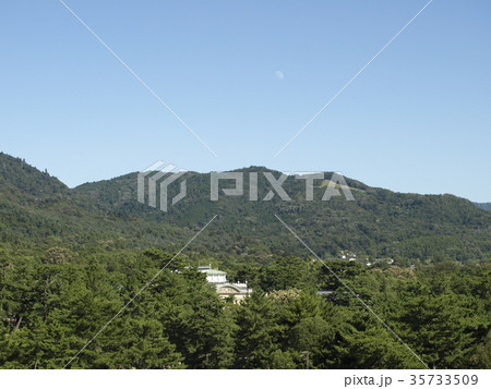奈良国立博物館・春日山原始林・遠景 35733509