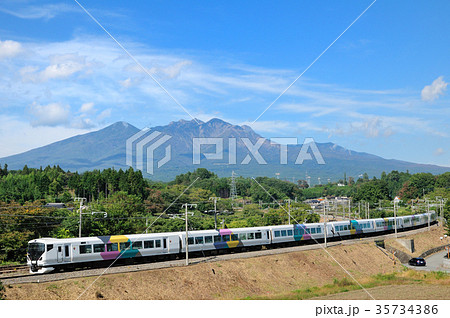 八ヶ岳をバックにカーブを疾走する中央線特急あずさ号 35734386
