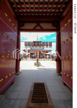 四天王寺南大門から望む中門（仁王門） 35734943