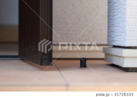 玄関 階段 Diy 鉄平石 乱張り 石張り ジェラストーン 乱形石 施工 段差 外構 住宅 の写真素材