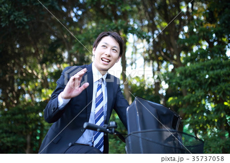 男性1人 (自転車 出勤 ビジネス 仕事 新生活 会社員 サラリーマン スーツ 営業マン 外回り) 35737058