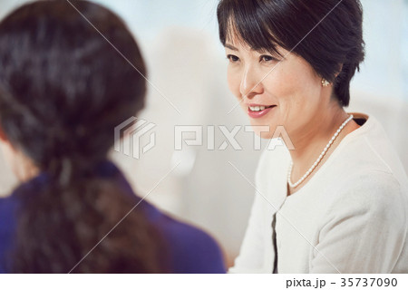 会話をする女性 35737090