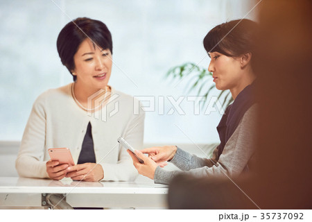 会話をする女性 35737092