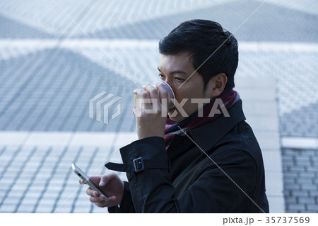 コートを着たビジネスマン コートを着たビジネスマン 35737569