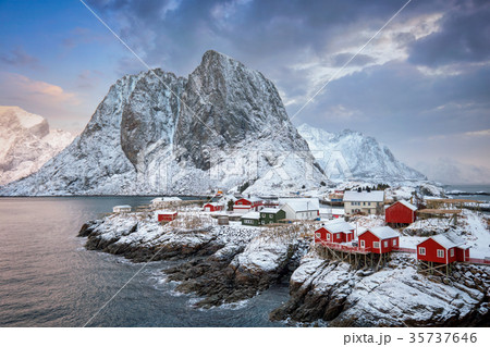 Hamnoy fishing village on Lofoten Islands, Norway Hamnoy fishing village on Lofoten Islands, Norway 35737646