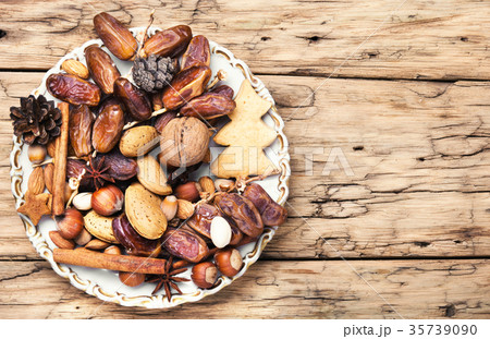 Christmas plate with nuts, spices and cedar cone Christmas plate with nuts, spices and cedar cone 35739090