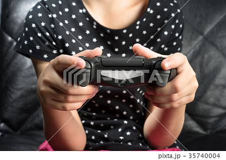 Child girl is playing 35740004