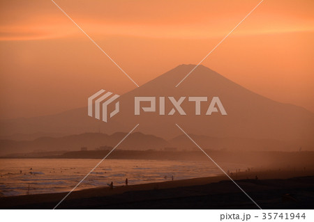富士山と湘南海岸の夕景 35741944