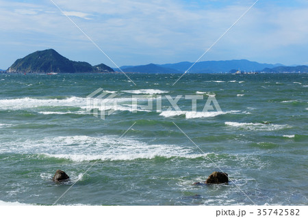 荒波の伊良湖水道と神島 荒波の伊良湖水道と神島 35742582