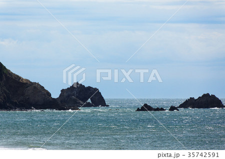 恋路ヶ浜より日出の石門を望む 恋路ヶ浜より日出の石門を望む 35742591