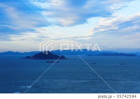 早朝の伊良湖水道と神島 35742594