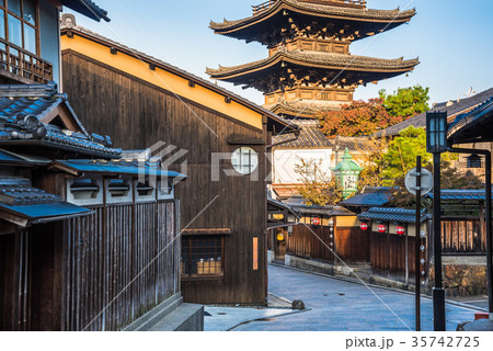 京都 八坂の塔と周辺の町並み 京都 八坂の塔と周辺の町並み 35742725