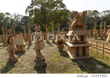 埴輪 巫女と入母屋造り 埴輪 巫女と入母屋造り 35747903